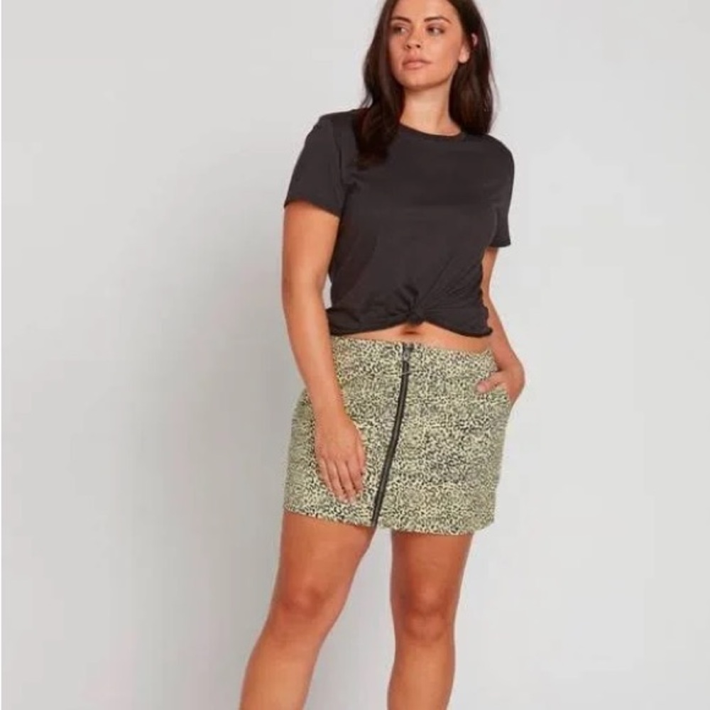 Volcom Cream and Black Mini Skirt Casual Resort Wear